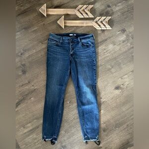 Old Navy size 8, mid rise, skinny, ankle jeans.
